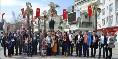 MHP Merkezefendi Teşkilatı Karanfil Dağıttı