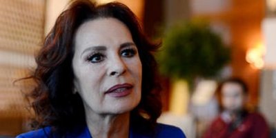 Hülya Koçyiğit'ten Sevenlerini Üzen Haber