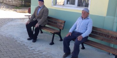 Tavas Belediyesi Oturma Bankı Dağıtımına Devam Ediyor