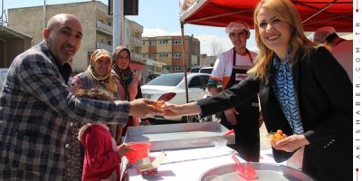 Doğan Hayır Lokmalarını Elleriyle Dağıttı