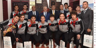 Mahmut Oğuz Şampiyonları Ağırladı