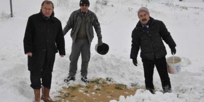 Denizli'de Kuşlar İçin Yem Bırakıldı