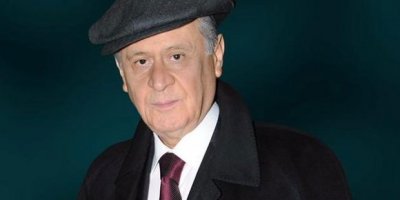 Bahçeli'den Kasketli, Tespihli, Paltolu Poz