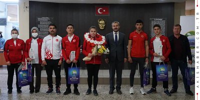 Dünya Birincisi Şifa Nur Karaışık Çiçeklerle Karşılandı
