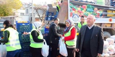 MHP'li Başkan Rusya'nın Almadığı Ürünleri Halka dağıttı!