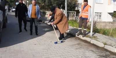 SÜPÜRGEYİ ELİNE ALAN BAŞKAN, TEMİZLİK YAPTI