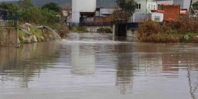 İzmir’de sağanak ve fırtına: Yollar göle döndü, şemsiyeler uçtu