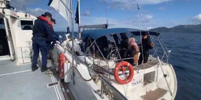 Yardım talebinde bulunan yelkenli teknedeki 29 göçmen kurtarıldı