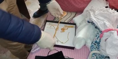 Arkadaşlarının günde gördüğü altınlarını, anahtarı kopyalayarak çaldı