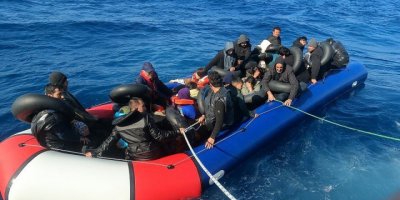 İzmir sularında 5 ’i çocuk 59 göçmen yakalandı