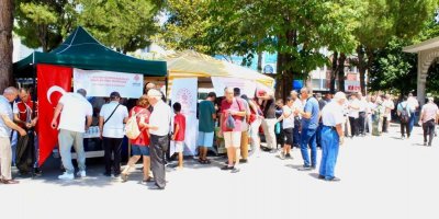 Sıcaktan bunalanlar kar helvası ve bal şerbetiyle serinledi