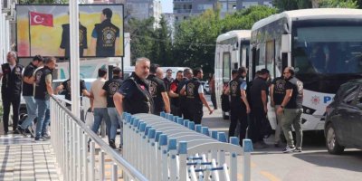 İzmir’de 2 kişinin elektrik akımına kapılıp öldüğü olayla ilgili 27 şüpheli adliyeye sevk edildi