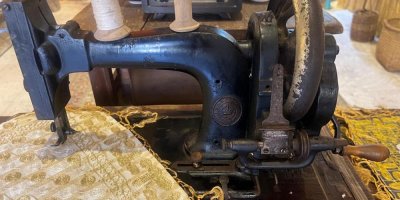 224 yıllık tarihi dikiş makinasına gözü gibi bakıyor