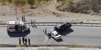 Denizli’de iki otomobil kafa kafaya çarpıştı; 1 ölü,3 yaralı