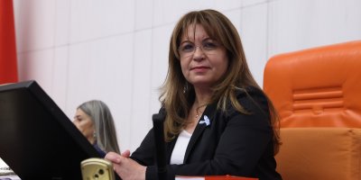 Karaca Meclis Kürsüsüne Mavi Kurdela İle Çıktı