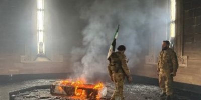 Beşar Esad'ın babası Hafız Esad'ın mezarını yaktılar