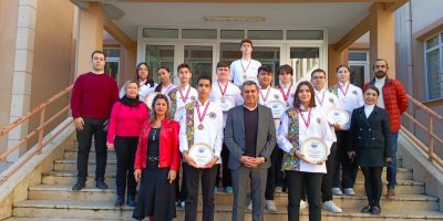 Denizli'nin Bu Okulu Tam Bir Madalya Avcısı