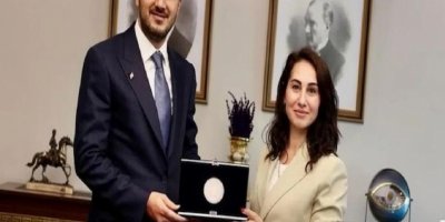 AKP’ye geçen Özlem Vural Gürzel, Atatürk’ün o tablosunu kaldırdı