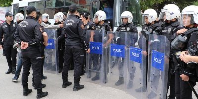 Diyarbakır'da Apo Posterlerine Polis Hüdahalesi