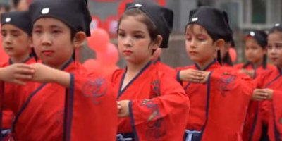 İŞGALCİ ÇİN, UYGUR ÇOCUKLARINI ÇİNLİYE DÖNÜŞTÜREREK ASİMİLASYONLA YOK EDİYOR