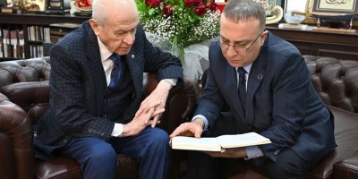 O kara kaplı defterde ne var ?