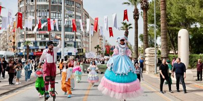 Uluslararası Tiyatro Festivali renkli kortejle açıldı 
