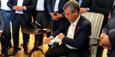 Özgür Özel'in Yırtıp Attığı Şey Neydi ?