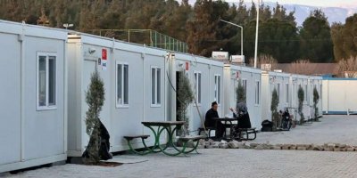 Depremzedeler isyanda: Konteynerleri boşaltın!