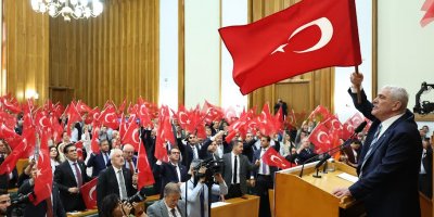 Müsavat Dervişoğlu ''Bayrak Kaldırıyorum