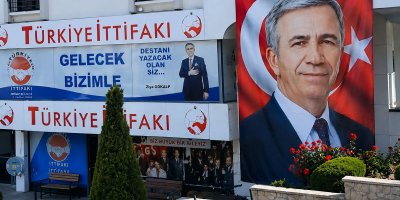 O poster 3 yıldır ABP'nin önünde asılı