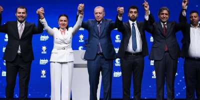 CHP'li iki belediye başkanı bir başkanvekili AK Parti'ye katıldı