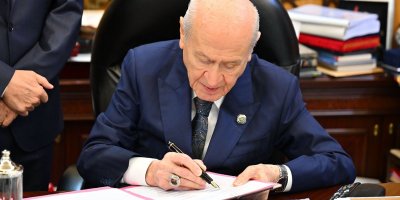 Yasaya İlk imza Bahçeli’den