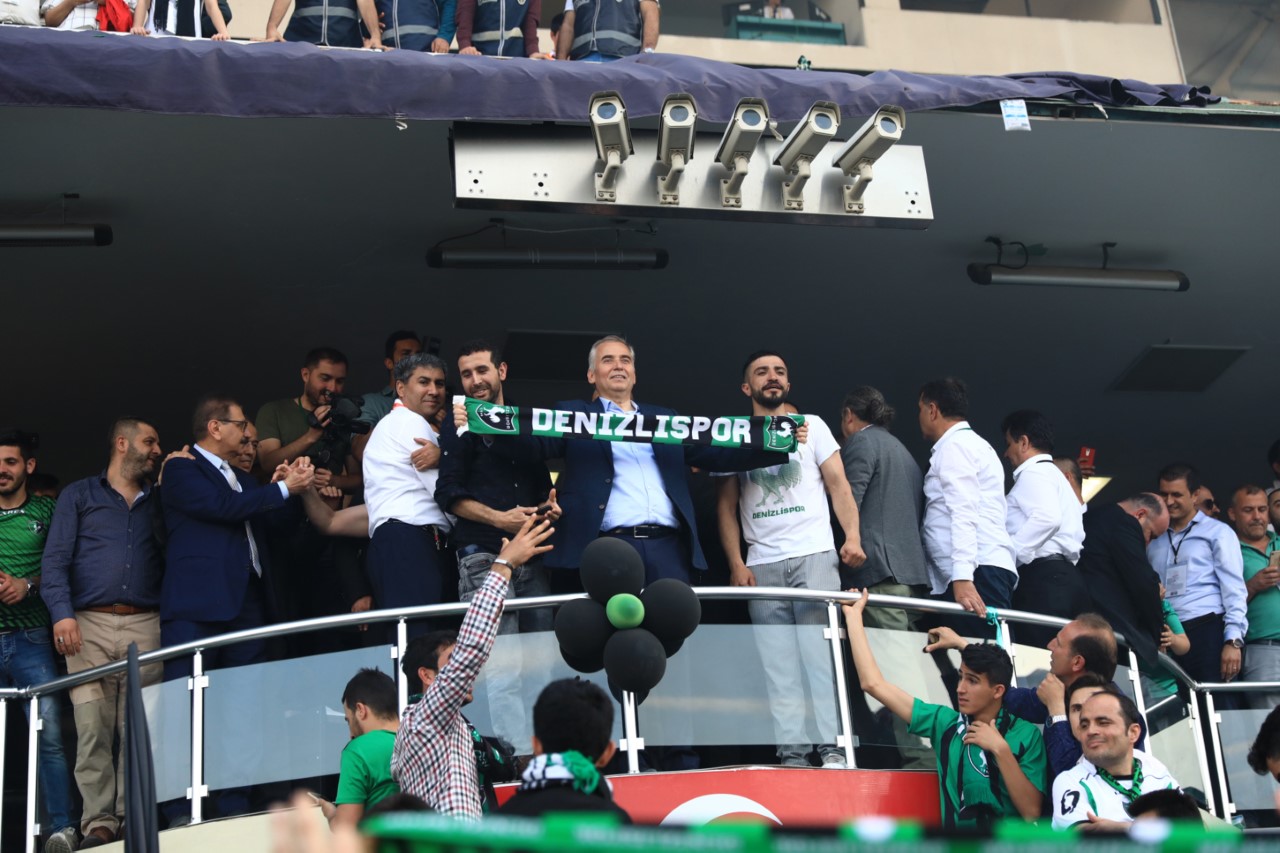 thumbnail_baskan-osman-zolandan-denizlispora-kutlama-(2).jpg